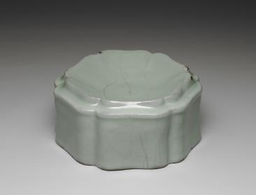 图片[2]-Hibiscus-shaped basin with light bluish-green glaze, Guan ware, Southern Song dynasty, 12th-13th century-China Archive